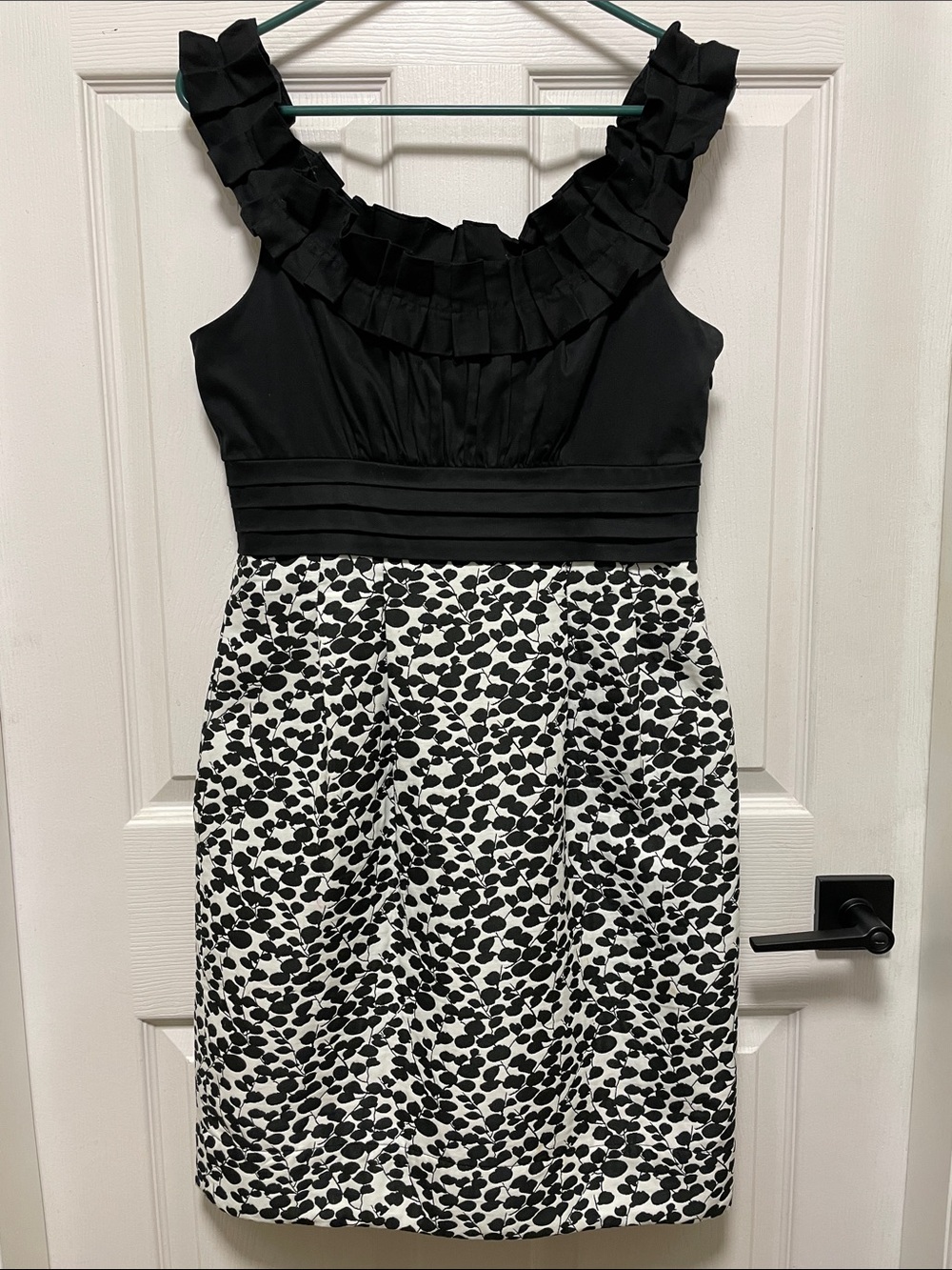 Jessica Howard | Black /White | Ruffled Neck | Sleeveless Dress | Size 8